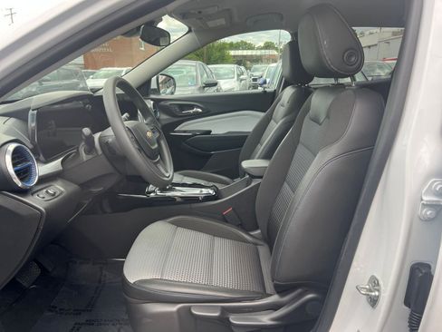 Used 2025 Chevrolet Trax LT FWD image 36