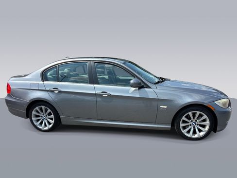 Used 2011 BMW 328i xDrive Sedan AWD/4WD image 2