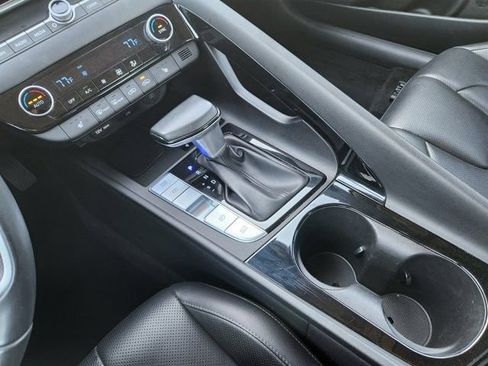Used 2025 Hyundai Elantra Limited image 18
