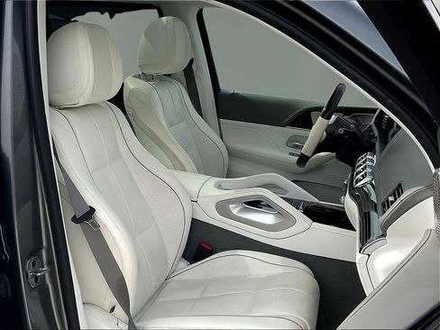 Used 2023 Mercedes-Benz Maybach GLS 600 4MATIC image 29
