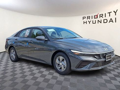 New 2026 Hyundai Elantra SE FWD image 3