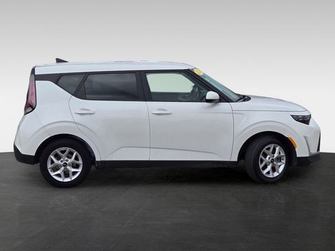 Used 2024 Kia Soul LX w/ Option Group 015 FWD image 3