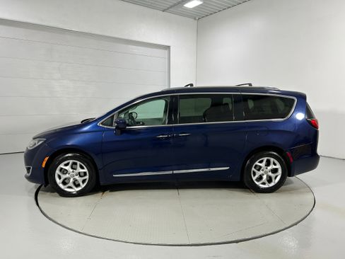 Used 2020 Chrysler Pacifica Touring-L w/ Tire & Wheel Group image 21