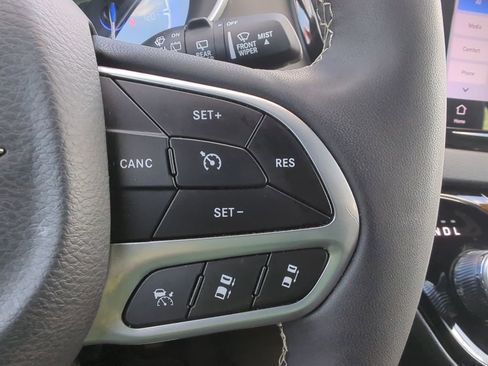 Used 2025 Chrysler Pacifica Select FWD image 36