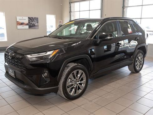 Used 2023 Toyota RAV4 XLE Premium image 4