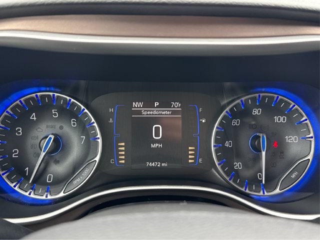 Used 2018 Chrysler Pacifica Touring-L FWD image 17