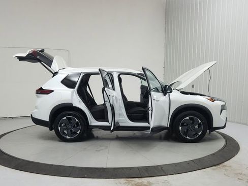 Used 2025 Nissan Rogue SV w/ SV Premium Package FWD image 16