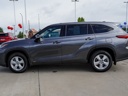 Used 2021 Toyota Highlander LE AWD/4WD image 5