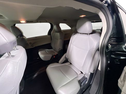 Used 2023 Toyota Sienna XLE FWD image 30