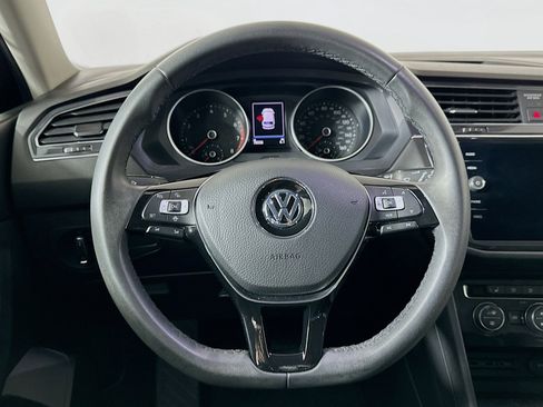Used 2020 Volkswagen Tiguan SE w/ Panoramic Sunroof Package image 18