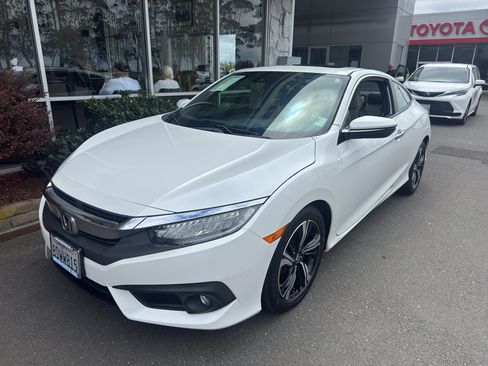 Used 2017 Honda Civic Touring image 2