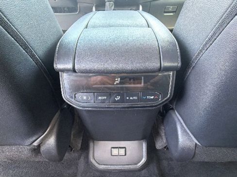 Used 2022 Toyota Highlander XLE AWD/4WD image 25