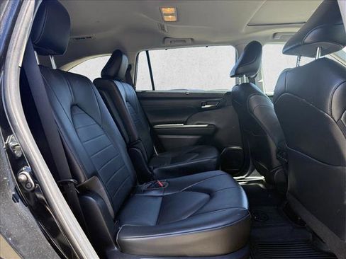 Used 2022 Toyota Highlander XLE image 18