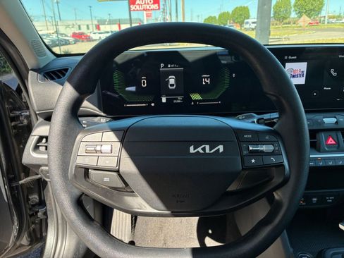 Used 2025 Kia K4 LXS image 27
