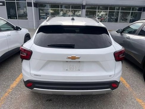 Used 2025 Chevrolet Trax LT FWD image 4