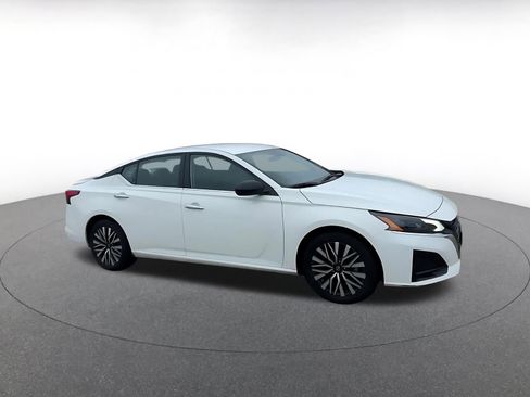 Used 2025 Nissan Altima 2.5 SV image 2