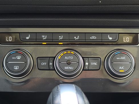 Used 2021 Volkswagen Tiguan SE w/ Panoramic Sunroof Package AWD/4WD image 17