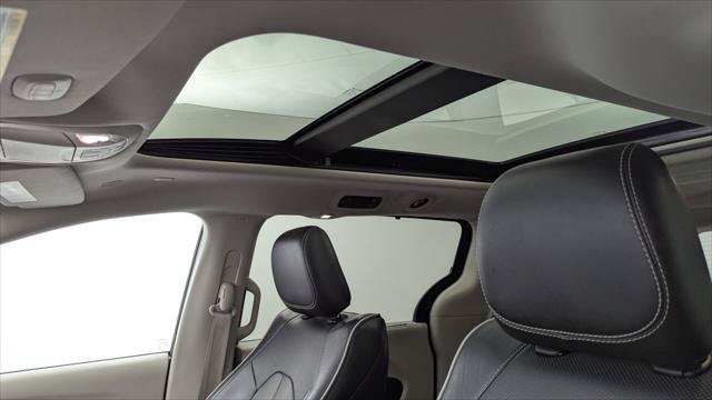 Used 2023 Chrysler Pacifica Limited FWD image 31