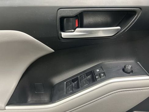 Used 2023 Toyota Highlander XLE AWD/4WD image 24