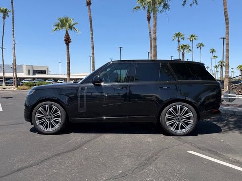 Used 2023 Land Rover Range Rover SE AWD/4WD image 3
