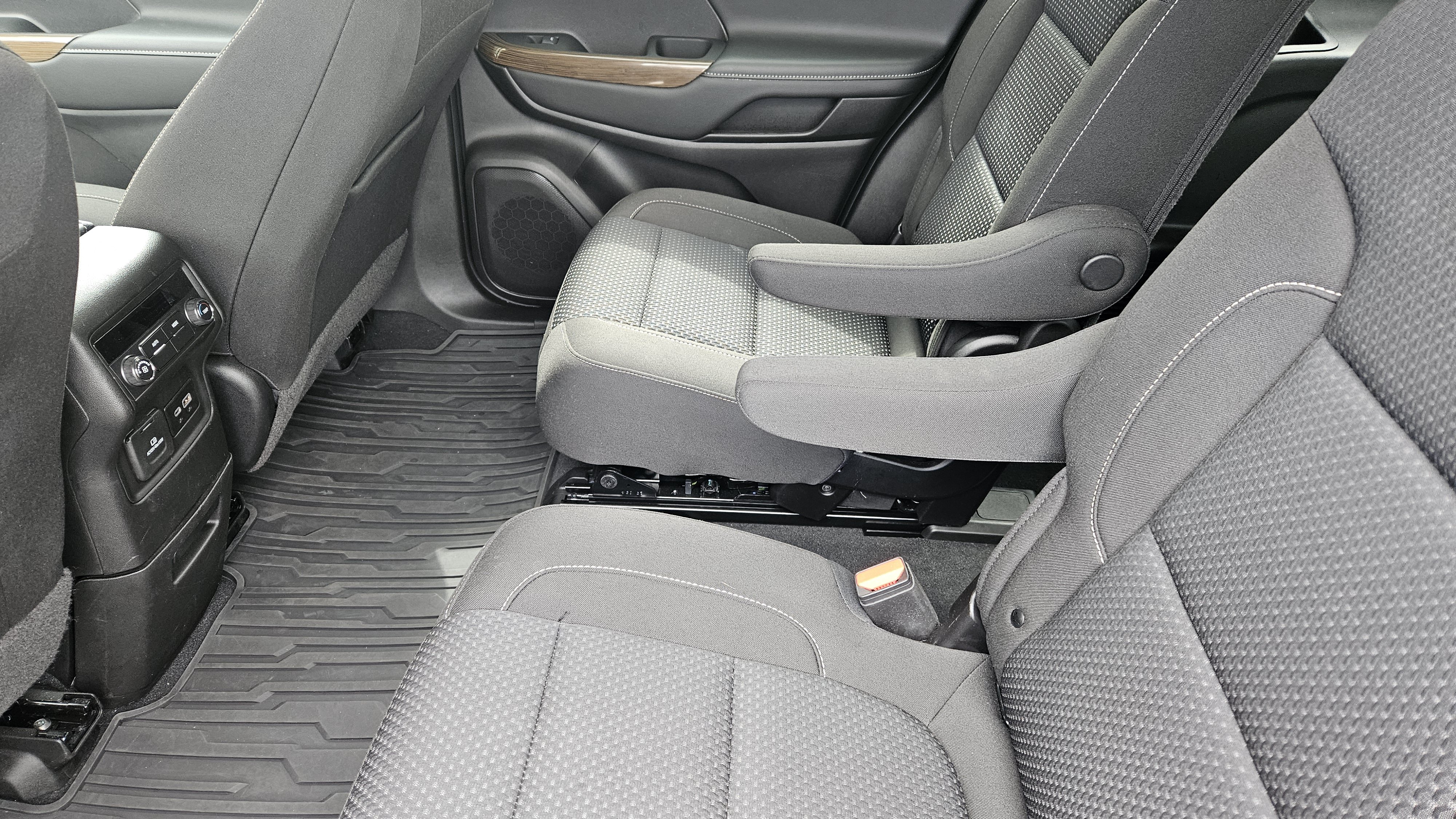 Used 2023 GMC Acadia SLE w/ Driver Convenience Package FWD image 13