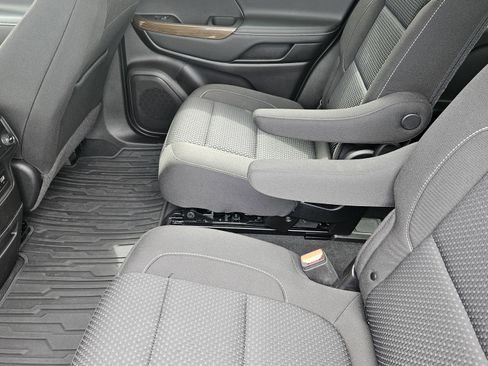 Used 2023 GMC Acadia SLE w/ Driver Convenience Package FWD image 13