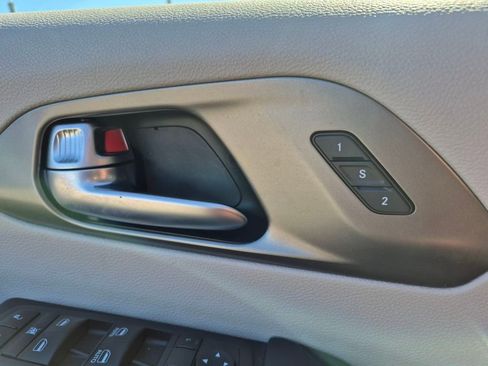 Used 2023 Chrysler Pacifica Touring-L image 17