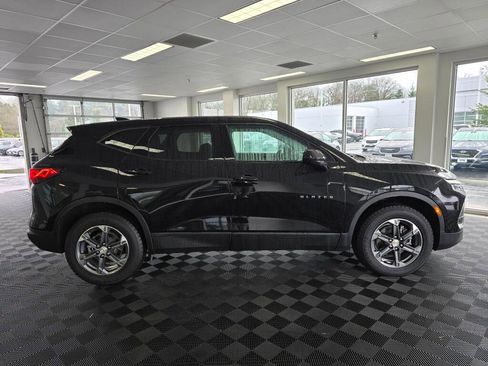 Used 2025 Chevrolet Blazer LT image 3