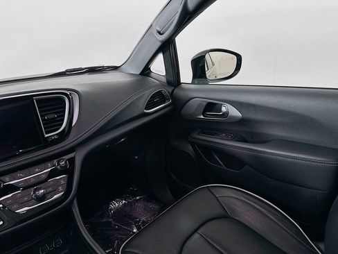 Used 2025 Chrysler Pacifica Limited FWD image 32