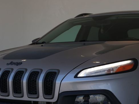 Used 2018 Jeep Cherokee Trailhawk AWD/4WD image 11