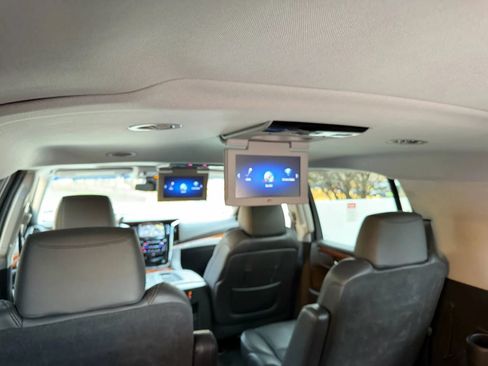 Used 2018 Cadillac Escalade ESV Luxury AWD/4WD image 6