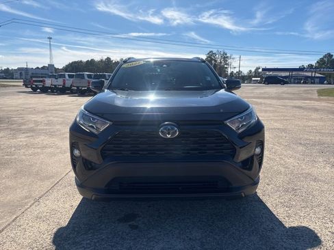 Used 2021 Toyota RAV4 XLE Premium image 3