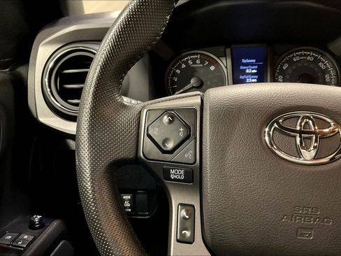 Used 2022 Toyota Tacoma TRD Sport image 11