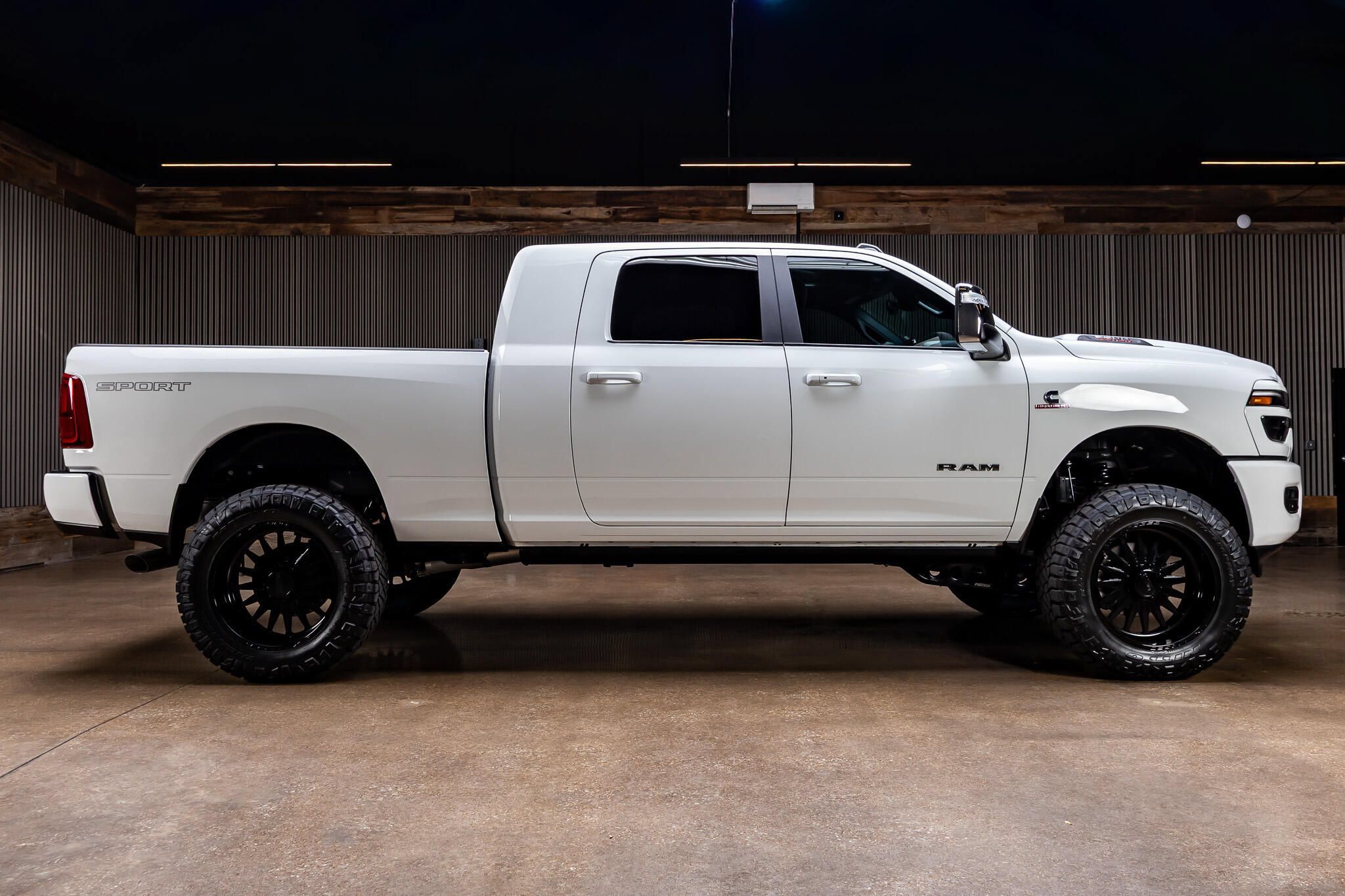 Used 2025 RAM 2500 Laramie AWD/4WD image 11
