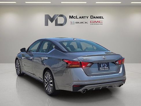 Used 2023 Nissan Altima 2.5 SV w/ SV Premium Package FWD image 13