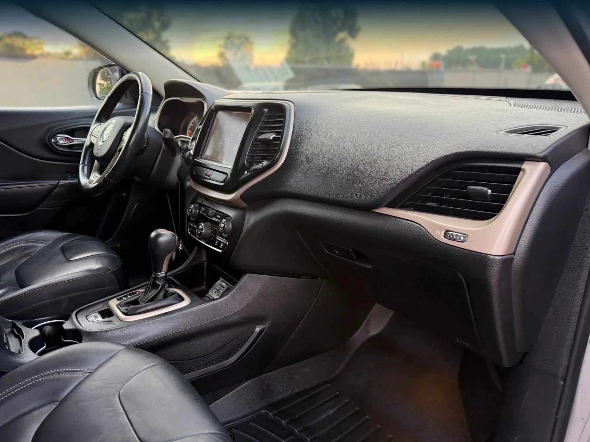 Used 2017 Jeep Cherokee Limited FWD image 19