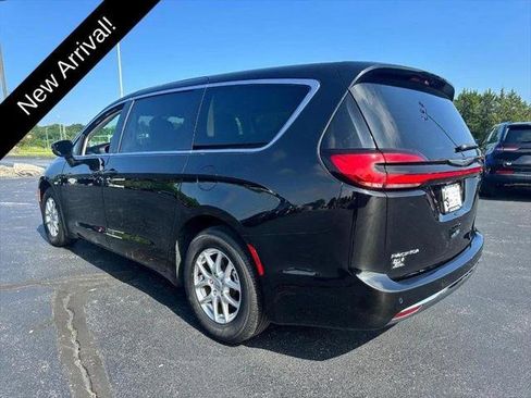 Certified 2024 Chrysler Pacifica Touring-L FWD image 7