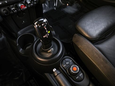 Used 2022 MINI Cooper 4-Door Hardtop w/ Signature Upholstery Package image 24