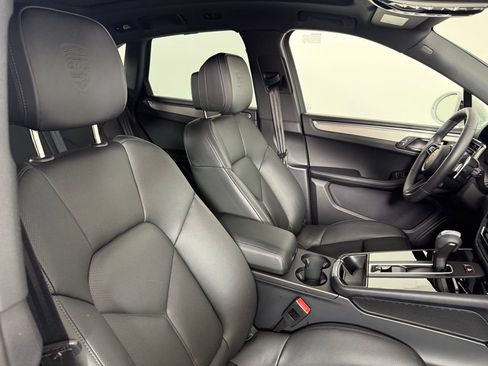 Certified 2026 Porsche Macan AWD/4WD image 17
