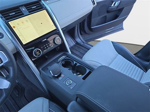 Used 2024 Land Rover Discovery Dynamic SE image 25