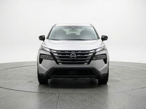 Used 2025 Nissan Rogue SV image 2