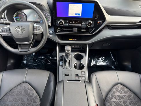 Certified 2025 Toyota Highlander XLE image 12