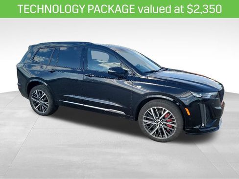 Used 2023 Cadillac XT6 Sport w/ Technology Package AWD/4WD image 3