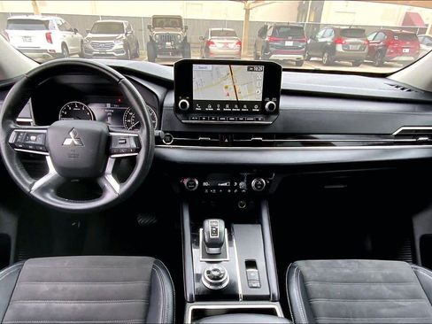 Used 2023 Mitsubishi Outlander SE image 16