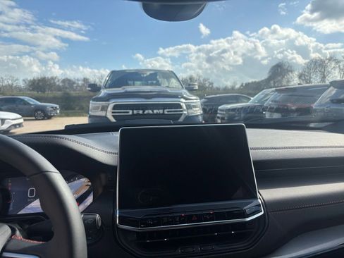 Used 2025 Jeep Compass Trailhawk image 17