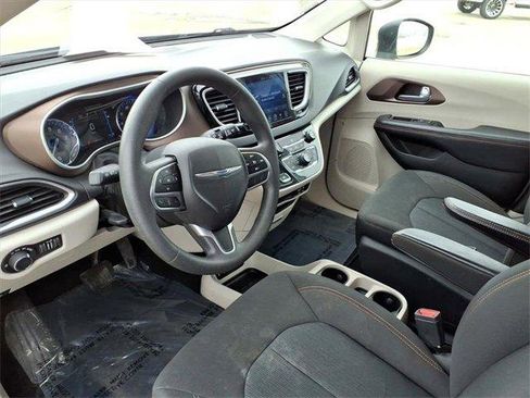 Used 2017 Chrysler Pacifica Touring image 19