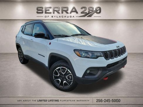 Used 2025 Jeep Compass Trailhawk AWD/4WD image 1
