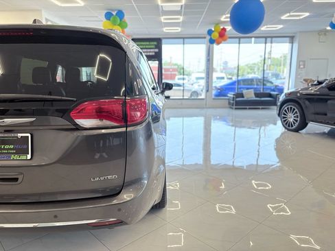 Used 2020 Chrysler Pacifica Limited w/ Tire & Wheel Group FWD image 14