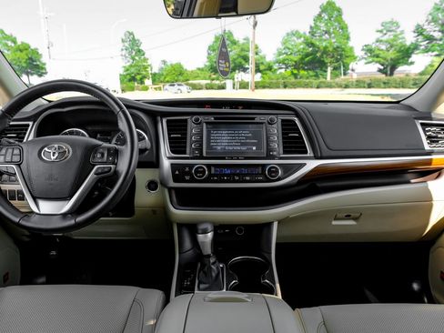Used 2019 Toyota Highlander Limited FWD image 16