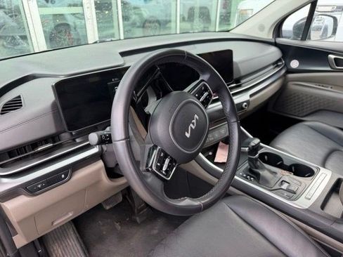 Used 2025 Kia Carnival FWD image 7